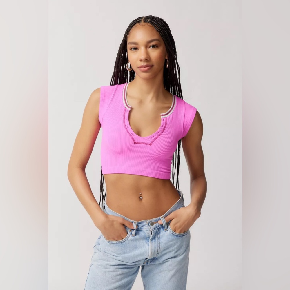 Urban Outfitters Out From Under Go For Gold Seamless Top
Neon pink
Size XS/S